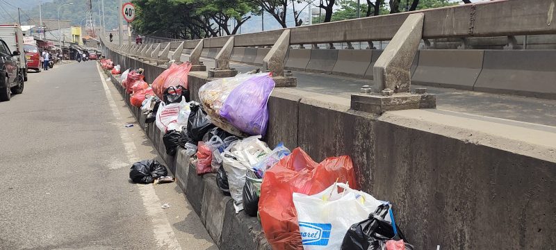 FOTO : Tumpukan sampah di samping Flyover Merak, Senin (11/10/2021). Amul/megatrust.co.id