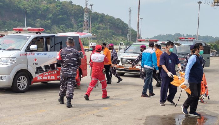 Foto: Simulasi Evakuasi Korban Erupsi Gunung Anak Krakatau Gunakan Kapal dan Helikopter