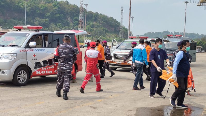 Korban bencana di evakuasi oleh TNI AL di dalam kapal milik TNI AL di dermaga Pelabuhan Indah Kiat Banten, Jumat (15/20/2021). (Simulasi). Amul Megatrust.co.id