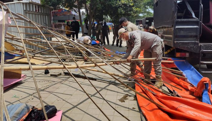 Puluhan Warung Liar di JLS Cilegon di Bongkar Paksa Satpol PP. Berdiri di Atas Trotoar