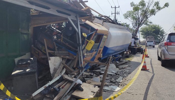 Cerita Pemilik Warung yang di Hantam Truk Tangki, Hingga Kayu Nancap di Perut Sopir