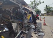 Hilang Kendali, Truk Tangki Hantam Warung Kopi dan Bengkel, Sopir Sekarat. Begini Kronologinya.