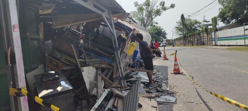 FOTO : Salah seorang warga sedang melihat kendaraan truk tangki yang nabrak warung di Kelurahan Lebak Gede, Kecamatan Pulomerak, Kota Cilegon Banten, Selasa (26/10/2021). Amul/megatrust.co.id
