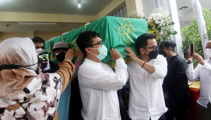 Foto: Vanessa Angel Dimakamkan Satu Liang Lahat Bersama Suami