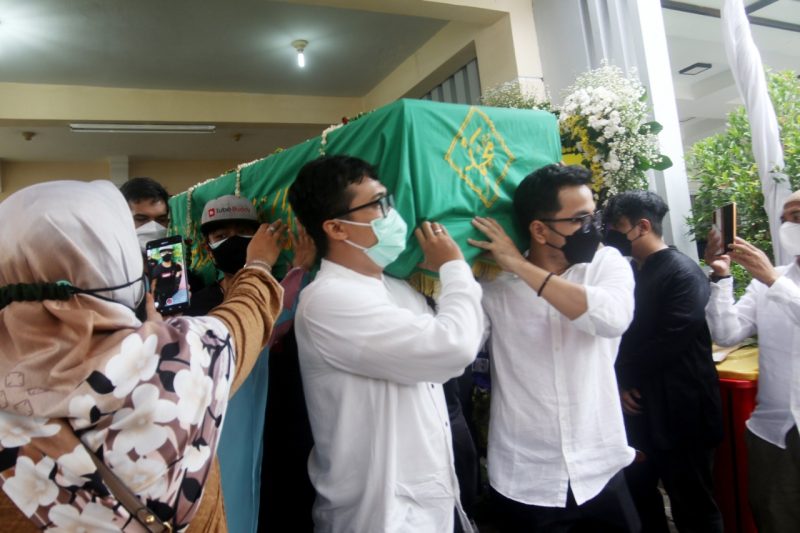 Jenazah Vanessa Angel dan Bibi Ardiansyah tiba di Jakarta pukul 4.22 WIB yang langsung disambut tangis haru keluarga. Sementara putra semata wayang Vanessa dan Bibi, Gala Sky, masih mendapatkan perawatan di RS Surabaya. Pihak keluarga menggelar prosesi pemakaman pukul 09.00 WIB. Jenazah disholatkan di Masjid Permata Qolbu yang lokasinya tak jauh dari kediaman Vanessa dan Bibi. Usai disholatkan, mendiang dimakamkan di TPU Islam Malaka dan akan dikuburkan dalam satu liang lahat. Jumat (5/11/21). Megatrust/Dennys