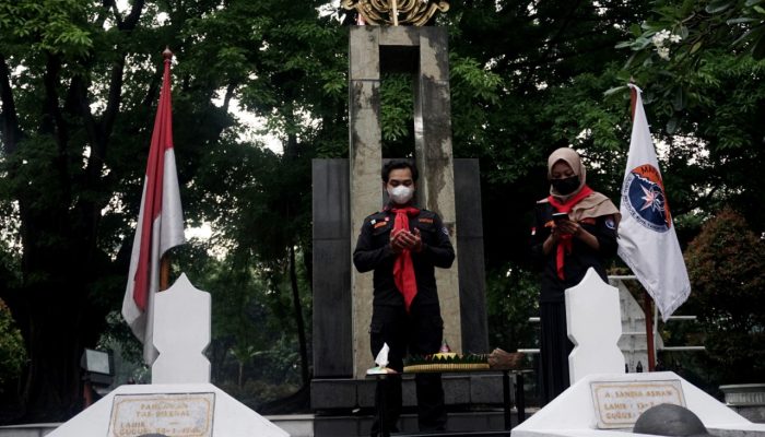 Foto: Mapala Global Rayakan Milad Sambil Berziarah di TMP Taruna