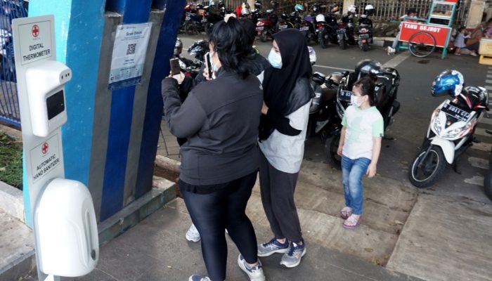 Foto: Alun-Alun Ahmad Yani Kembali di Buka, Pengunjung Wajib Scan Barcode