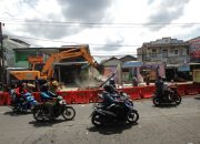Pembongkaran Rumah Di Tengah Jalan Maulana Hasanudin Dipantau Langsung Oleh Walikota