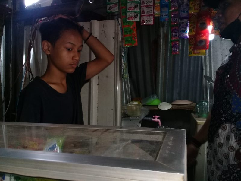 FOTO : Salah seorang pemilik warung tengah dimintai keterangan oleh petugas. Satpol PP for megatrust.co.id