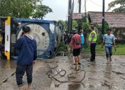 Jejek Gas, Truk Tangki Pengangkut Gula Cair Terguling di Jalan Ciwandan Kota Cilegon