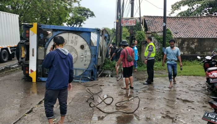 Jejek Gas, Truk Tangki Pengangkut Gula Cair Terguling di Jalan Ciwandan Kota Cilegon