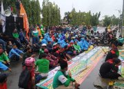 Tak Puas Demo di Jalan Pintu Masuk Kawasan Krakatau Steel, Buruh Bertahan Duduki Jalan Depan Kantor Wali Kota Cilegon