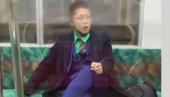 Kereta di Tokyo Mencekam, Sedikitnya 17 Orang Ditikam di Dalam Kereta Oleh Pria Ala Joker