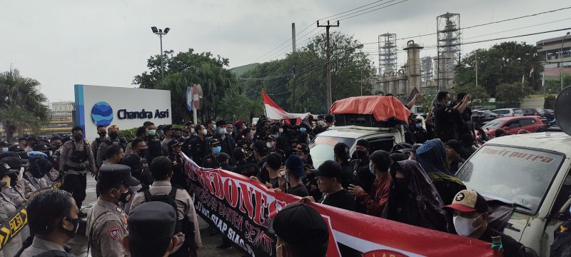 FOTO : Ratusan anggota Lapbas menggeruduk pabrik petro kimia PT Chandra Asri di Kecamatan Ciwandan, Kota Cilegon, Banten, Jumat (5/11/2021). Amul/megatrust.co.id
