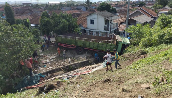 Gegara Ngantuk Dipaksa, Truk Pengangkut Ban Mobil Terguling ke Jurang