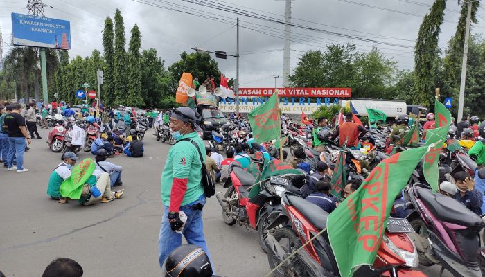 Tuntut Kenaikan UMK, Buruh Berdemo di Jalan Depan Kawasan Industri Krakatau Steel Cilegon