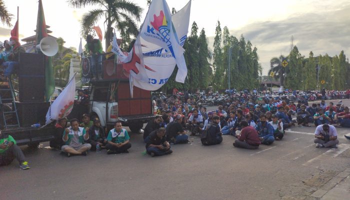 Demo Sepekan Lebih dan Tidak Ditanggapi Wali Kota Cilegon. Buruh ‘Yasinan’ di Depan Kantor Pemkot