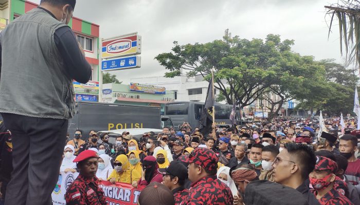 Ormas Kecewa, Pemkab Serang Undur Pembongkaran THM. Ratusan Masa Tutup JLS Kota Cilegon