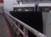 Kapal Engker Senggolan di Laut Selat Sunda, Lambung Kapal Sobek