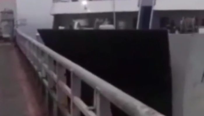 Kapal Engker Senggolan di Laut Selat Sunda, Lambung Kapal Sobek