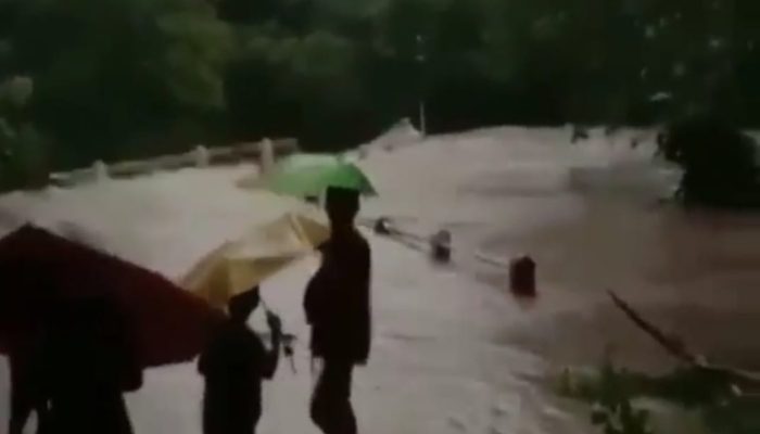 Ngeri! Salah Satu Jembatan di Kabupaten Lebak Jebol Diterjang Banjir Bandang