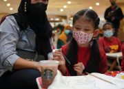 Tangcity Mall Ajak Anak Difabel Melukis di Jubah Operasi Dokter