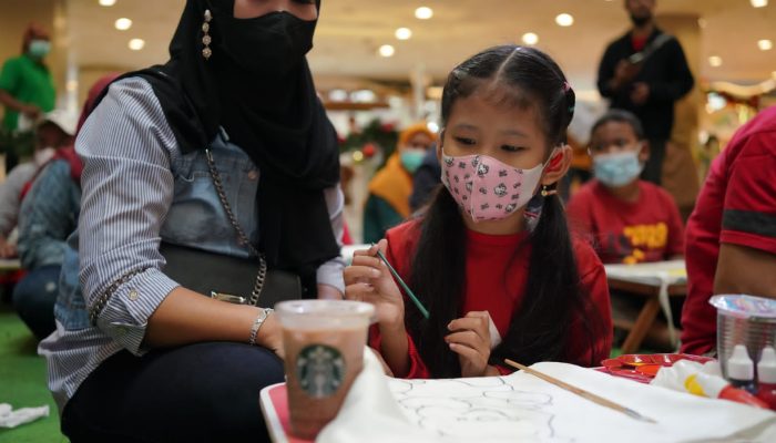 Tangcity Mall Ajak Anak Difabel Melukis di Jubah Operasi Dokter