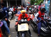 Foto: Buruh Datangi Pabrik, Ajak Serikat Pekerja Untuk Ikut Mogok