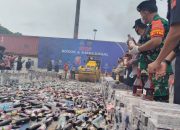 Foto: Puluhan Juta Rokok Ilegal dan Miras Dimusnahkan