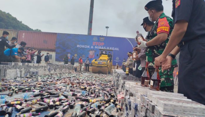 Foto: Puluhan Juta Rokok Ilegal dan Miras Dimusnahkan