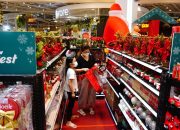 Foto: Pengunjung Mulai Berburu Pernak-Pernik Natal