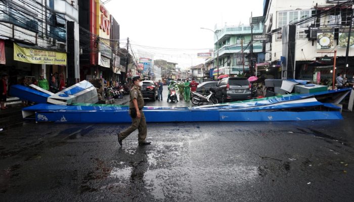 Foto: Gapura Pasar Lama Roboh di Terjang Angin Puting Beliung