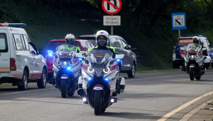 Foto: Kakorlantas Gunakan Motor Mengecek Kesiapan Petugas di Puncak