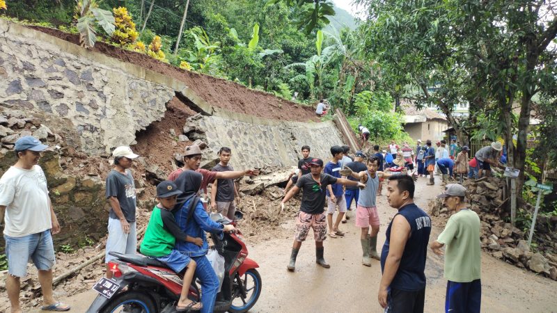 FOTO : Puluhan warga melakukan gotong royong membersihkan puing-puing TPT yang ambrol, di Lingkungan Cupas Kulon, Kelurahan Gerem, Kecamatan Grogol, Kota Cilegon. Minggu (5/12/2021). Amul/Megatrust.co.id 