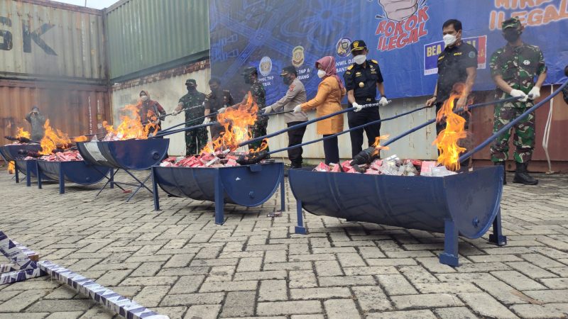 FOTO : Kepala Kanwil Bea dan Cukai Merak Rahmat Subagio memusnahkan puluhan juta batang rokok ilegal menggunakan api, di Pelabuhan Indah Kiat Merak, Selasa (7/12/2021). Amul/Megatrust.co.id