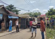 Ban Belakang Kiri Lepas, Truk Pasir Terguling di Serang. Sopir dan Anaknya Selamat dari Maut