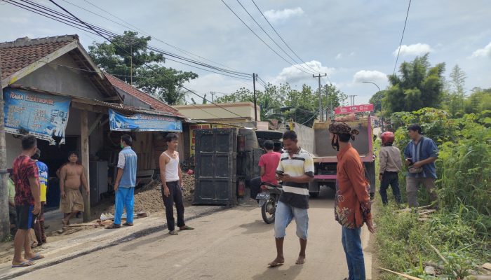 Ban Belakang Kiri Lepas, Truk Pasir Terguling di Serang. Sopir dan Anaknya Selamat dari Maut