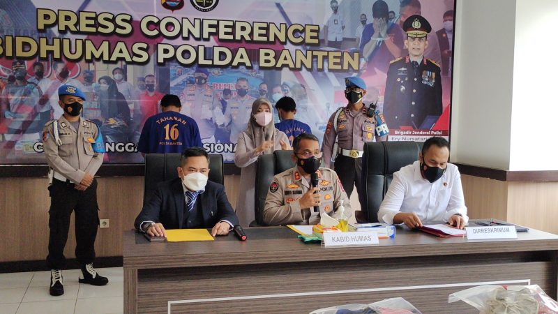 FOTO : Dua buruh mengenakan baju tahanan saat ekspos di Mapolda Banten, Senin (27/12/2021). Amul/Megatrust.co.id