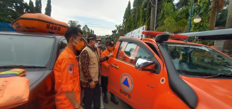 FOTO : Wali Kota Cilegon Helldy Agustian meninjau kendaraan dan seluruh peralatan lainnya saat apel siaga, di depan Kantor Wali Kota Cilegon, Jumat (3/12/2021). Amul/Megatrust.co.id