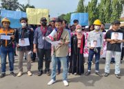 Foto: Puluhan Mahasiswa IMC Lakukan Teatrikal di Depan Landmark Kota Cilegon