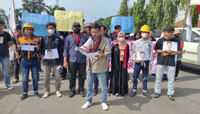 Foto: Puluhan Mahasiswa IMC Lakukan Teatrikal di Depan Landmark Kota Cilegon