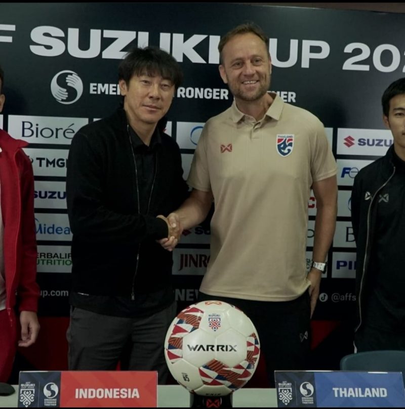 FOTO : Pelatih Timnas Indonesia Shin Tae Young berjabat tangan dengan pelatih Thailand usai melaksanakan wawancara. sumber Instagram @shintaeyoung