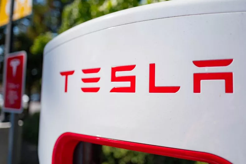 Tesla memindahkan kantor pusatnya dari Palo Alto, California ke Austin, Texas. Di sini, logo Tesla dapat dilihat di stasiun pengisian daya. SMITH COLLECTION/GETTY