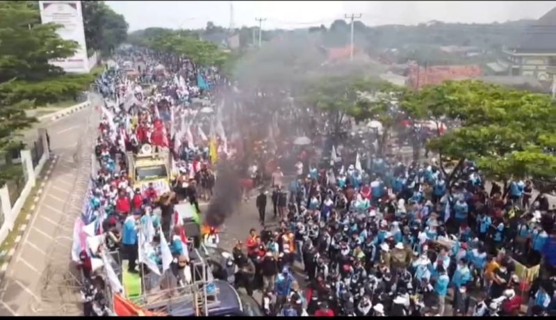 Puluhan ribu buruh mengepung KP3B menuntut kenaikan UMP tahun 2022, Rabu (5/1/2022). Dok Polisi pantauan melalui udara for Megatrust.co.id