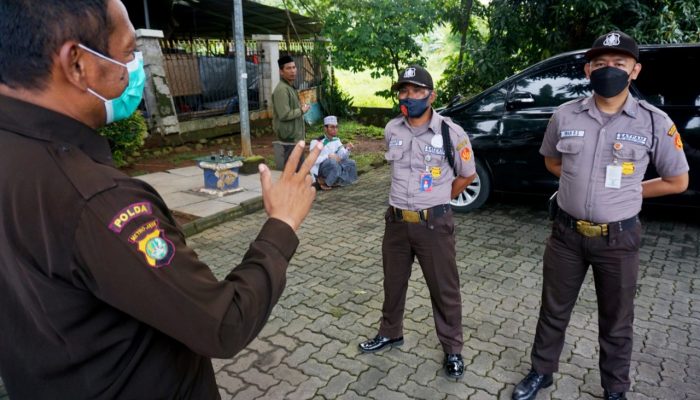 Foto: Masyarakat Bingung Bedakan Satpam dan Polisi