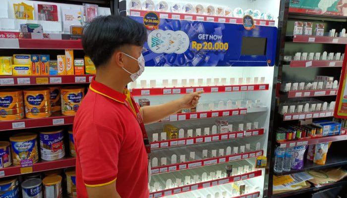 Pake Topeng, Aksi Perampokan di Alfamart Cimone Terekam CCTV