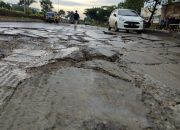 Bak Kubangan, JLS Hancur Diduga Jadi Pemicu Kecelakaan