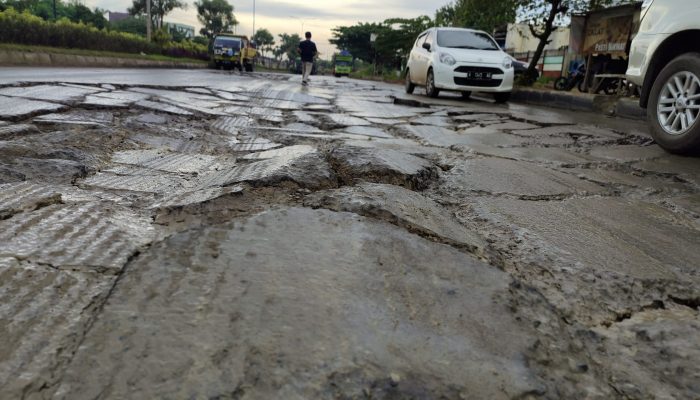 Bak Kubangan, JLS Hancur Diduga Jadi Pemicu Kecelakaan