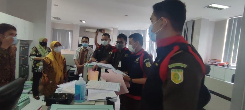 FOTO: Para penyidik Pidsus pada Kejari Cilegon melakukan Penggeledahan di Kantor BPRS-CM di Komplek Perkantoran Sukmajaya, Kecamatan Jombang, Kota Cilegon, Kamis (6/1/2022). Dok Kejari Cilegon.