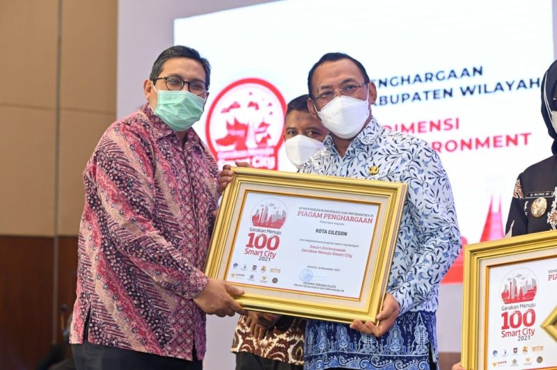 FOTO : Wali Kota Cilegon menerima piagam penghargaan. dok Diskominfo Kota Cilegon.